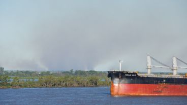 La humareda en zona de islas.