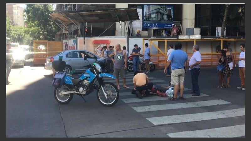 Personal del Sies asistió al motociclista herido.