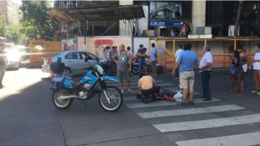 Personal del Sies asistió al motociclista herido.