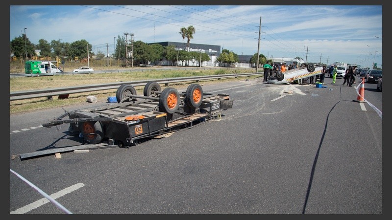 El acoplado se desprendió de la camioneta. 