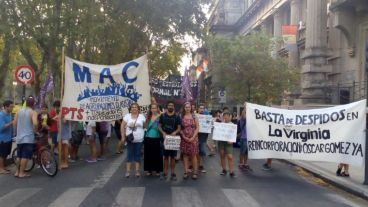 El trabajador despedido estuvo acompañado por su familia en la protesta.