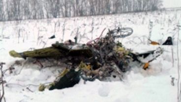 Restos de la aeronave sobre la nieve.