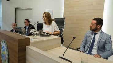 Fein junto a las autoridades del Concejo: Sukerman, Roselló y Poy.