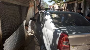 El ladrón abandonó el auto en el pasillo de una villa.