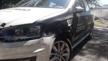 Así quedó el móvil municipal luego de ser chocado por la camioneta.