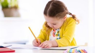 La caligrafía se aprende en la escuela, pero debe ser reforzada en casa.