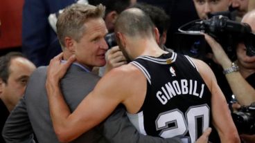 Kerr le habla al oído a un emocionado Manu Ginóbili.