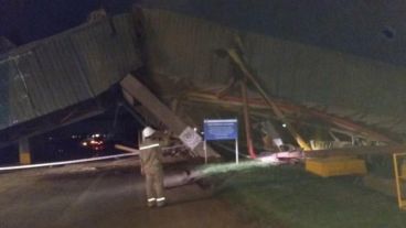 El buque impactó contra el muelle y lo destrozó.