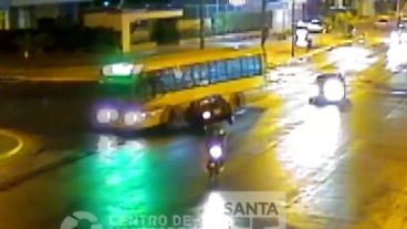 El conductor del auto huyó a pie del lugar.