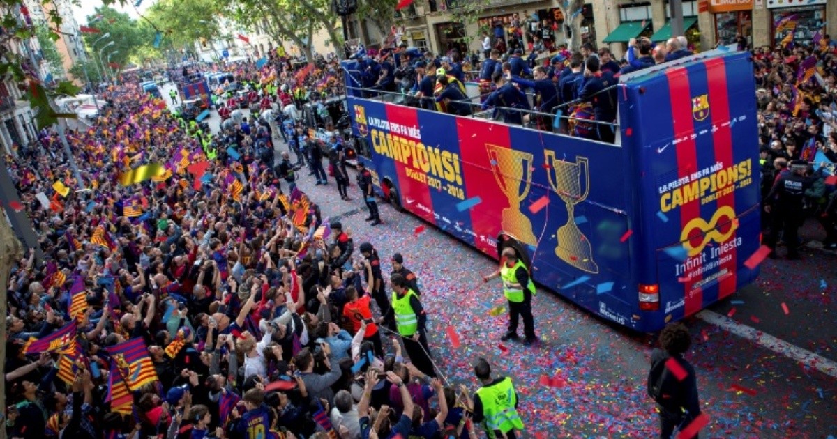 El Barcelona paseó su doble corona por las calles de la ...