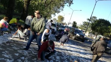 La gente se detuvo ante la sorpresiva aparición de los billetes.