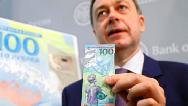 El billete especial de 100 rublos ya entró en circulación en Rusia.