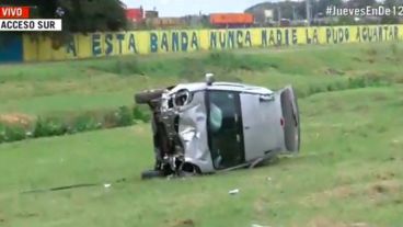 El auto volcado del conductor que inició el accidente.