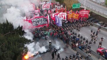 Manifestantes camino al Obelisco.