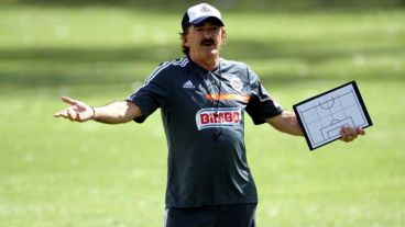 La Volpe, en sus tiempos de DT de Chivas.