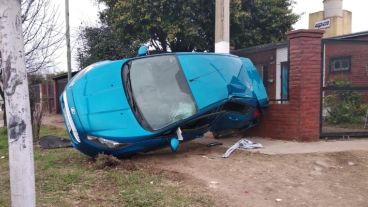 El Ford Fiesta terminó contra el frente de una casa de la esquina.