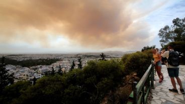 Bomberos trabajan incansablemente en medio de la desolación.