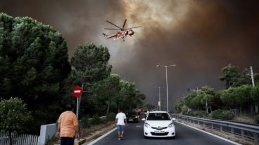 Bomberos trabajan incansablemente en medio de la desolación.