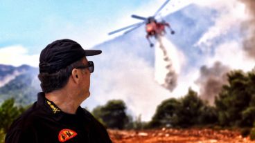 Bomberos trabajan incansablemente en medio de la desolación.