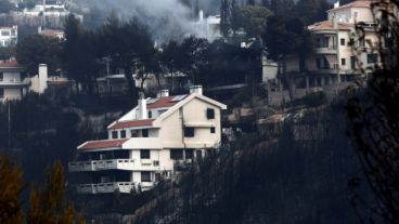 Bomberos trabajan incansablemente en medio de la desolación.