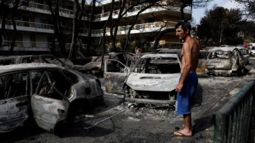 Bomberos trabajan incansablemente en medio de la desolación.