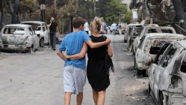 Bomberos trabajan incansablemente en medio de la desolación.