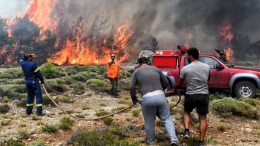 Bomberos trabajan incansablemente en medio de la desolación.