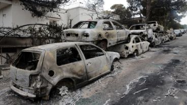 Bomberos trabajan incansablemente en medio de la desolación.