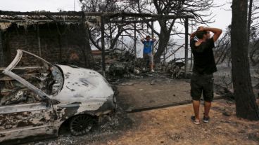 Bomberos trabajan incansablemente en medio de la desolación.