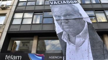 La puerta de la agencia Télam con gigantografía de Hernán Lombardi, desde que se conocieron los despidos masivos.