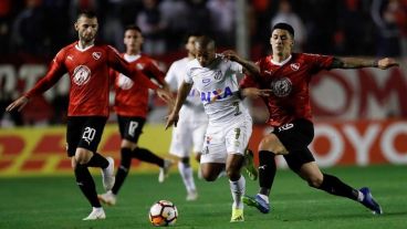 Sánchez estaba suspendido, jugó y Santos fue sancionado.