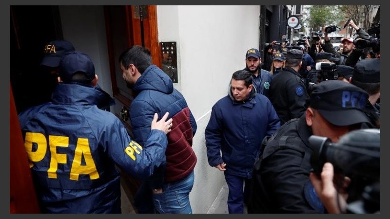 Efectivos de la Policía Federal ingresando al edificio donde vive Cristina. 