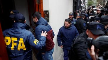 Efectivos de la Policía Federal ingresando al edificio donde vive Cristina.