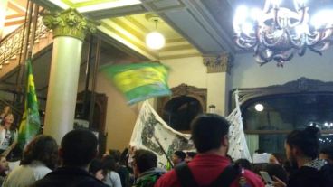 Anoche, los estudiantes permanecieron en la sede de la universidad.