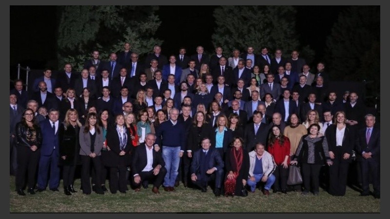 Legisladores de Cambiemos en Olivos, posando para la foto junto al presidente Macri.