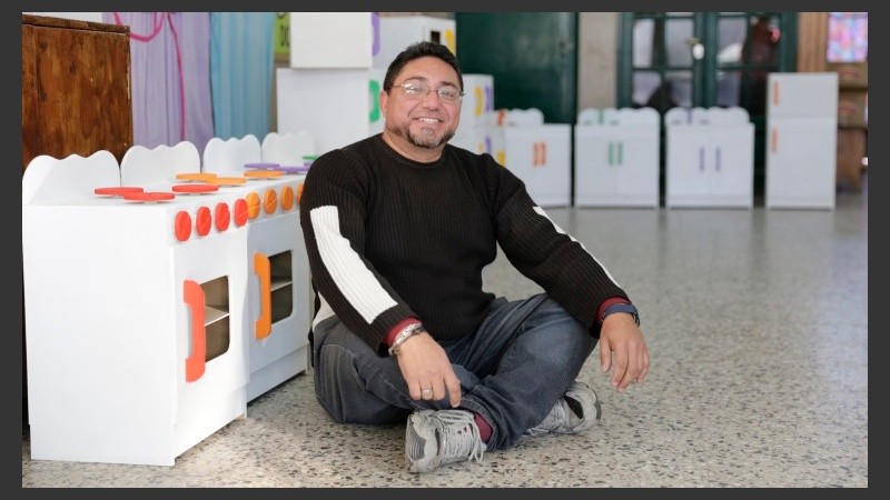 Fabián junto a los juguetes que diseña y produce. 