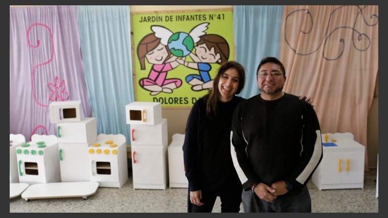 Fabián y su esposa junto a los juguetes que diseña y produce. 