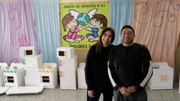 Fabián y su esposa junto a los juguetes que diseña y produce.