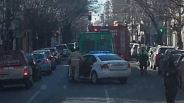 El trabajo en el lugar en que cayó el motociclista.