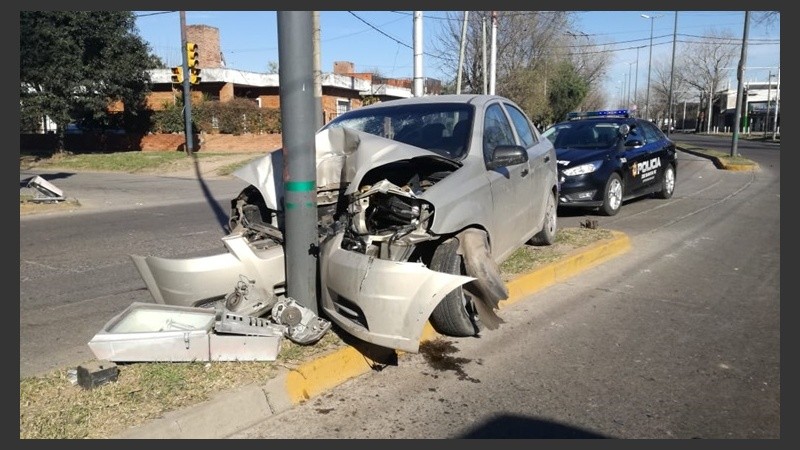 El auto chocó contra la columna del cantero central.