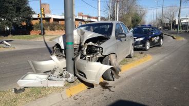 El auto chocó contra la columna del cantero central.