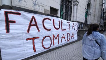 Estudiantes pasaron la noche en Humanidades.