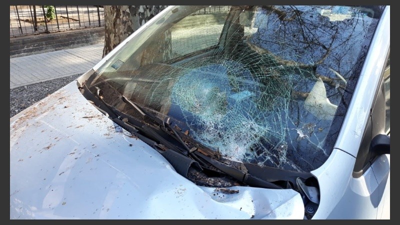 Así quedó uno de los autos dañados.