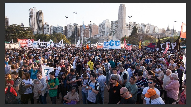 El Parque Nacional frente al Monumento colmado en defensa de la universidad pública.