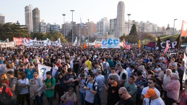 El Parque Nacional frente al Monumento colmado en defensa de la universidad pública.