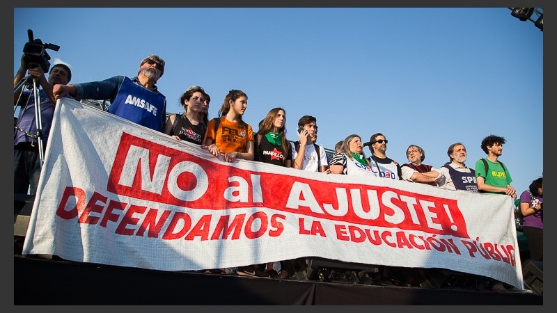 Los dirigentes en el escenario.