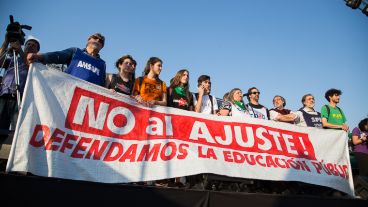 Los dirigentes en el escenario.