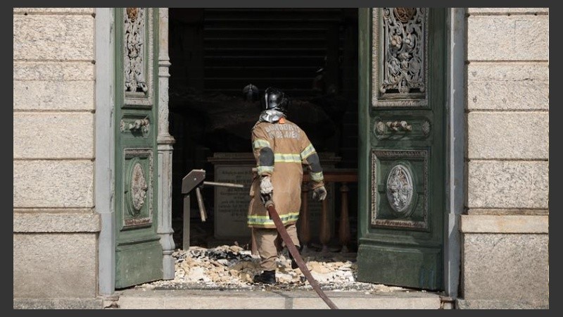 El incendio afectó buena parte del edificio. 