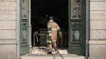 El incendio afectó buena parte del edificio.