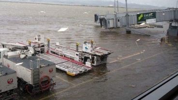 El aeropuerto de Kansai, completamente inundado.